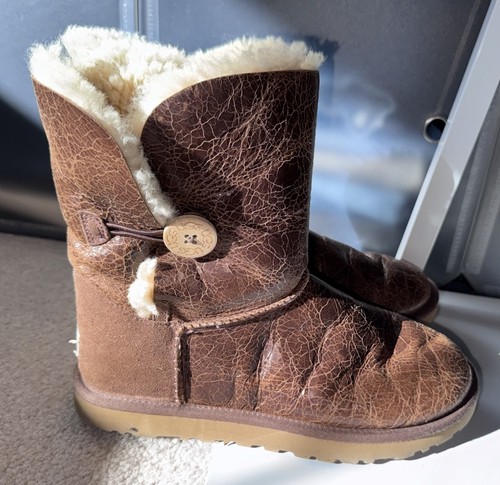 Ugg bailey button cracked - ugg,